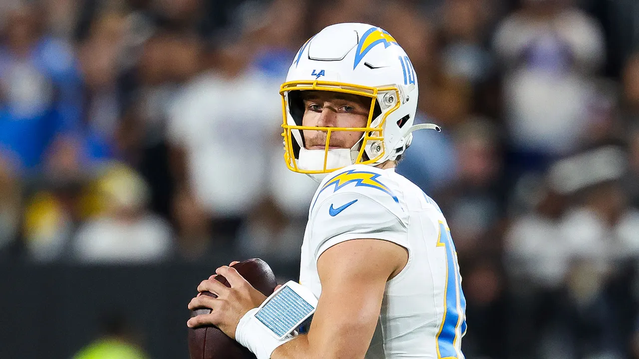Justin Herbert leads Chargers past Raiders with 2 touchdown passes