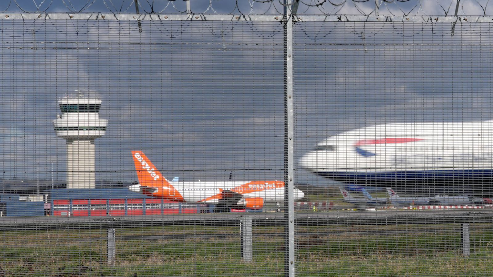 Gatwick second runway given green light by government | UK News