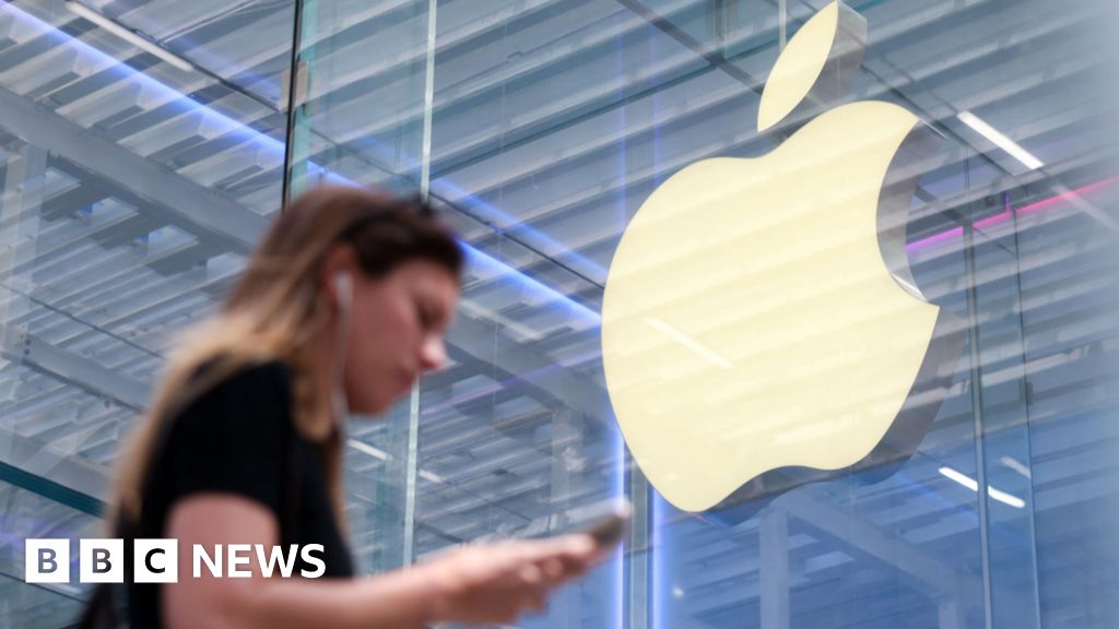 Apple pulls US immigration official tracking apps