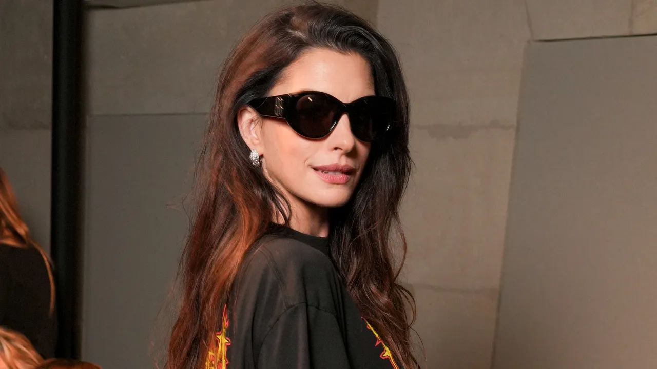 Anne Hathaway Is Desperate to Make T-Shirt Trains Happen