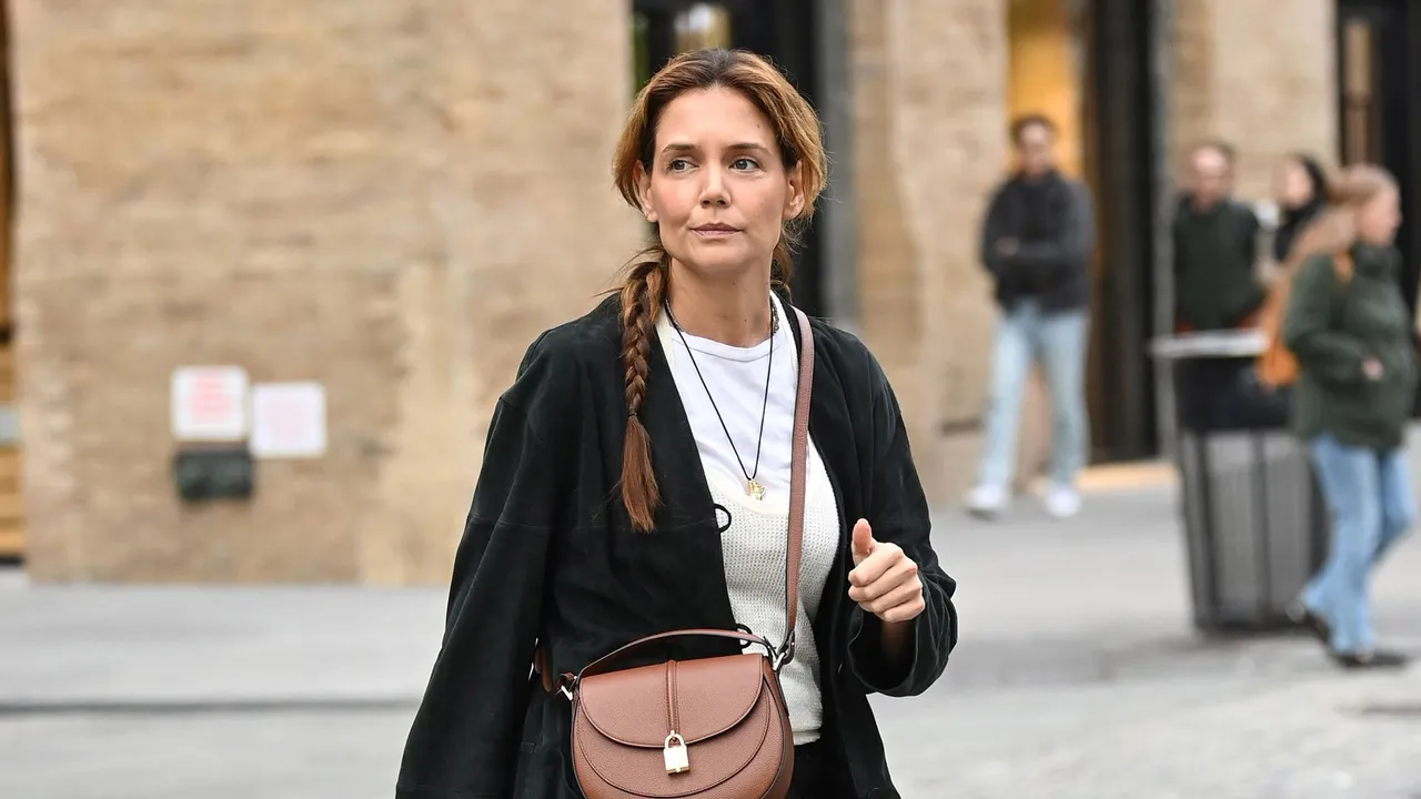 Katie Holmes’s Perfect Fall Saddle Bag Will Actually Last You Through Spring