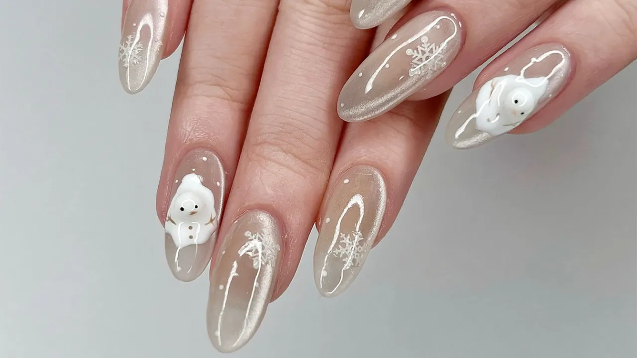 Snowflake Nails Are the Cutest Cold-Weather Mani