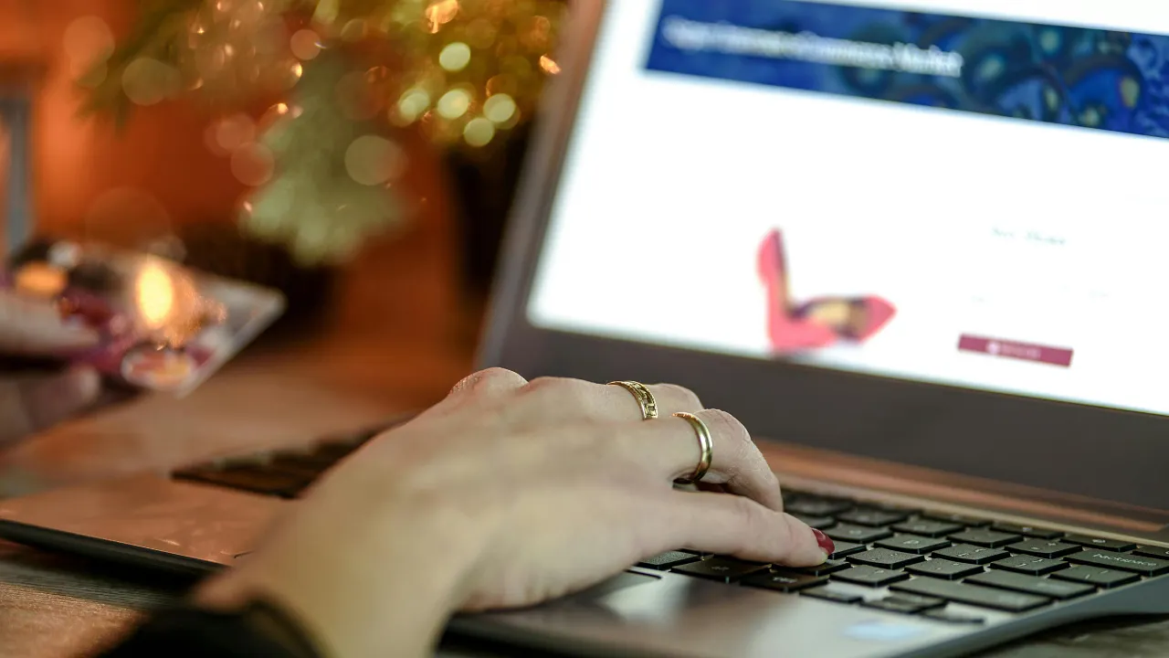 Holiday shopping scams surge with fake refund emails targeting shoppers