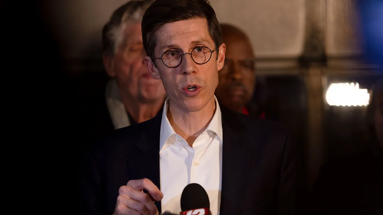 Providence mayor, police chief applauded at basketball game after Brown probe