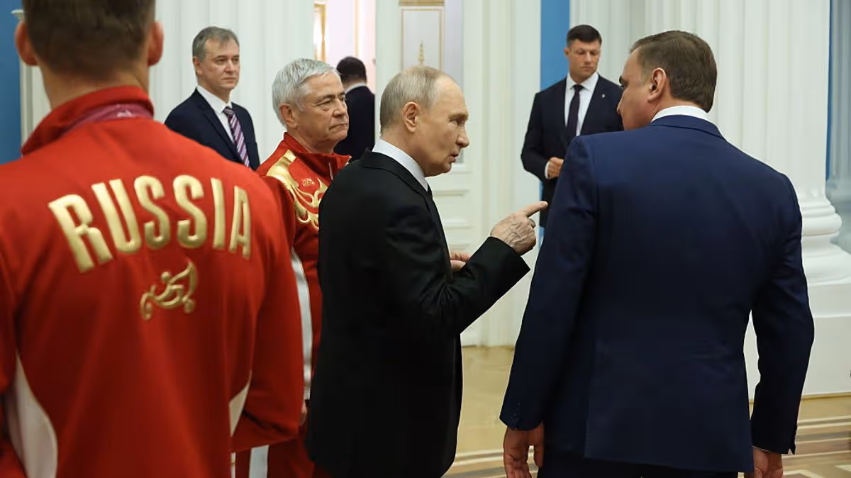 Furious Vladimir Putin caught telling off key aide in public during glam Kremlin ceremony