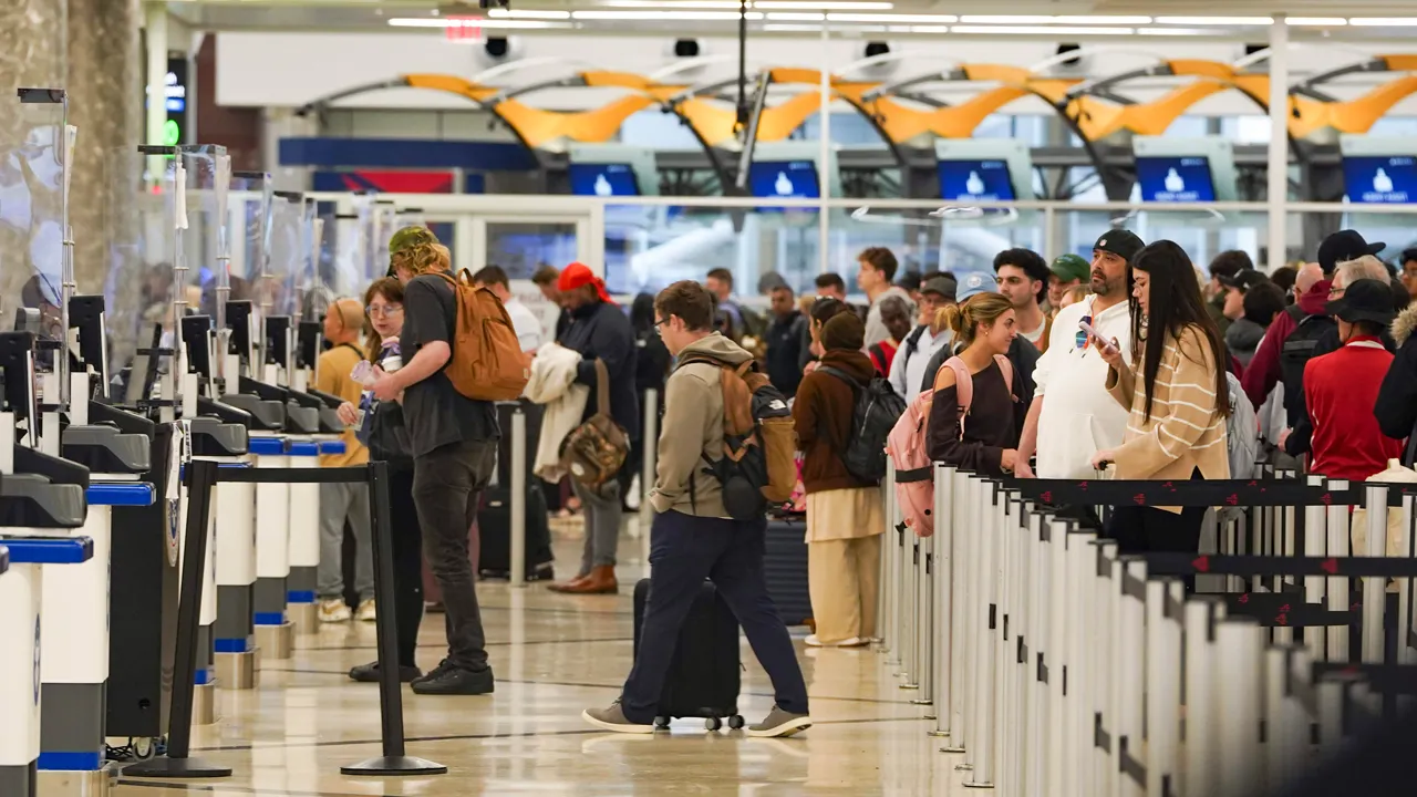 UK warns its travelers of US airport delays amid TSA government shutdown