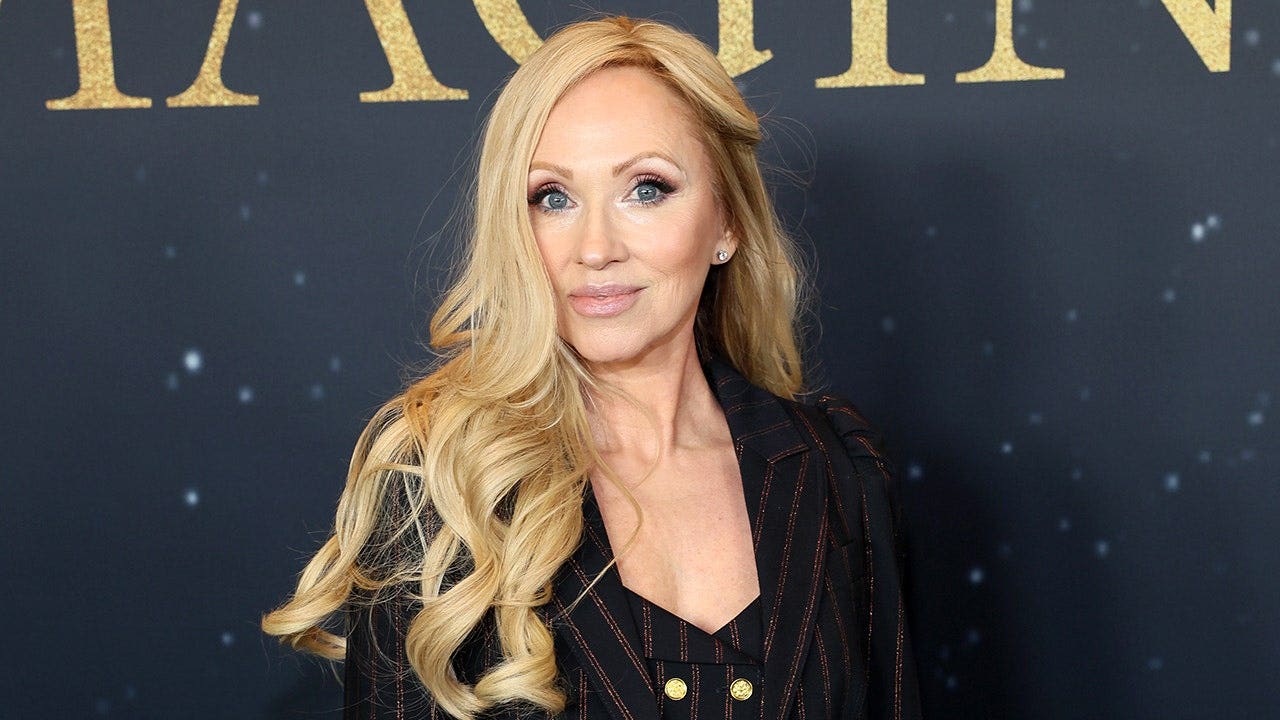 Actress Leigh-Allyn Baker of Disney fame soaks feet in cup on plane, sparks debate